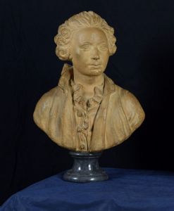 Busto in terracotta raffigurante nobiluomo, base in marmo, Francia XIX secolo